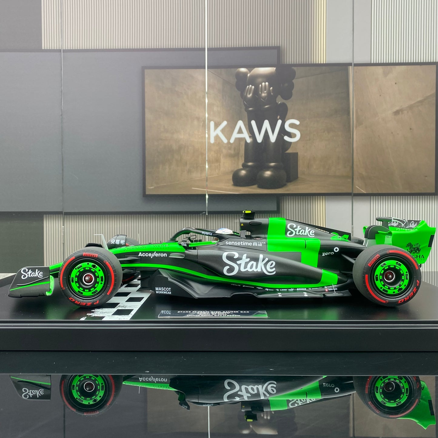 MINICHAMPS 1/12 STAKE F1 TEAMKICK SAUBER C44 Zhou Guanyu 2024 with stop sign black and green paint simulation car model