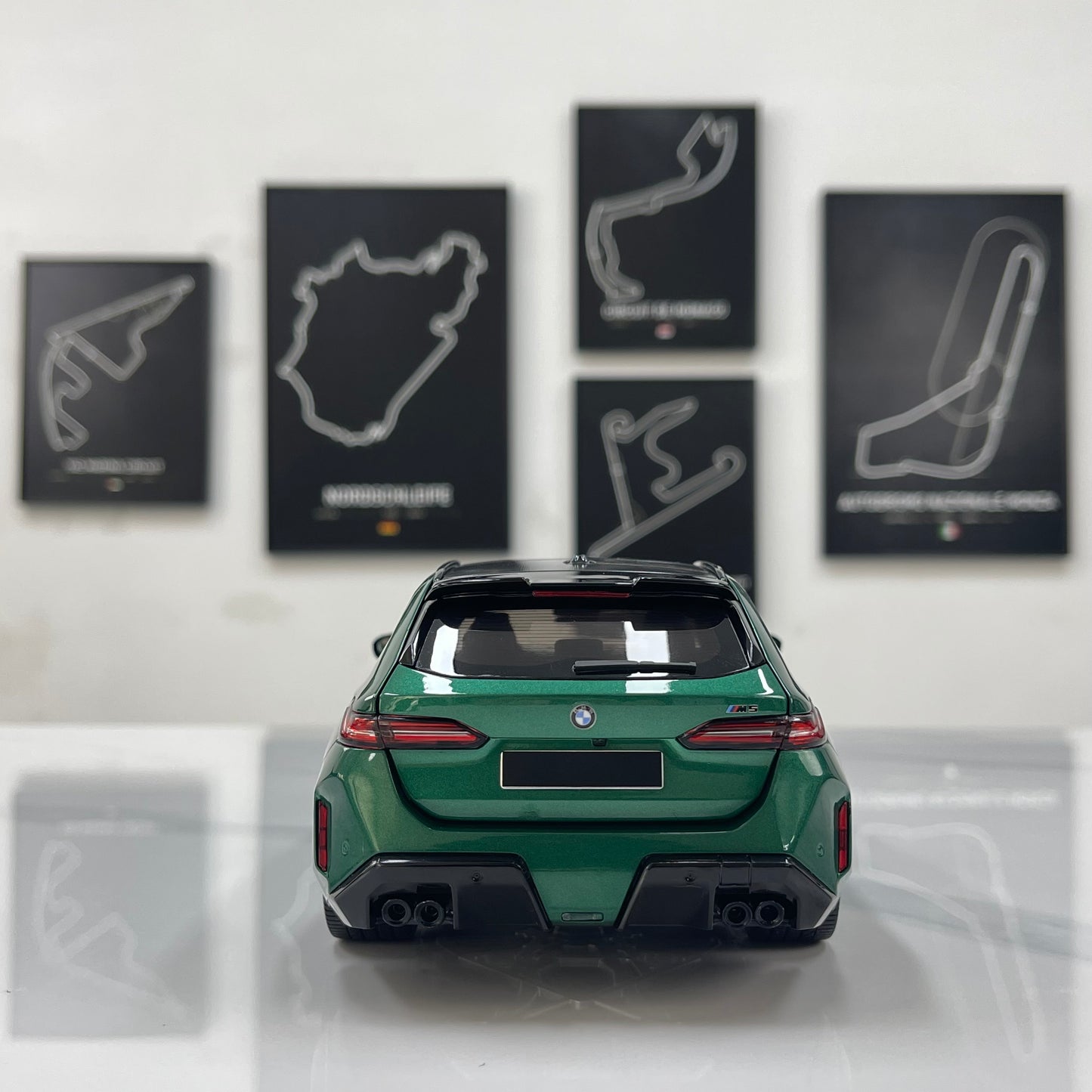 MINICHAMPS 1/18 BMW M5 Touring (2024) – Metallic Green – 110023902