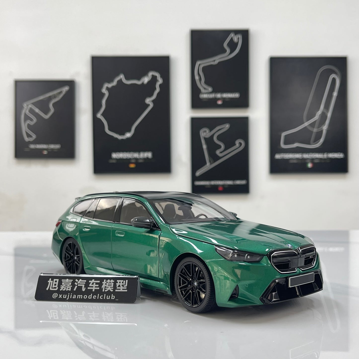 MINICHAMPS 1/18 BMW M5 Touring (2024) – Metallic Green – 110023902