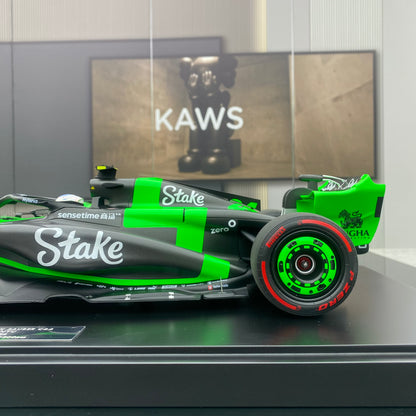 MINICHAMPS 1/12 STAKE F1 TEAMKICK SAUBER C44 Zhou Guanyu 2024 with stop sign black and green paint simulation car model
