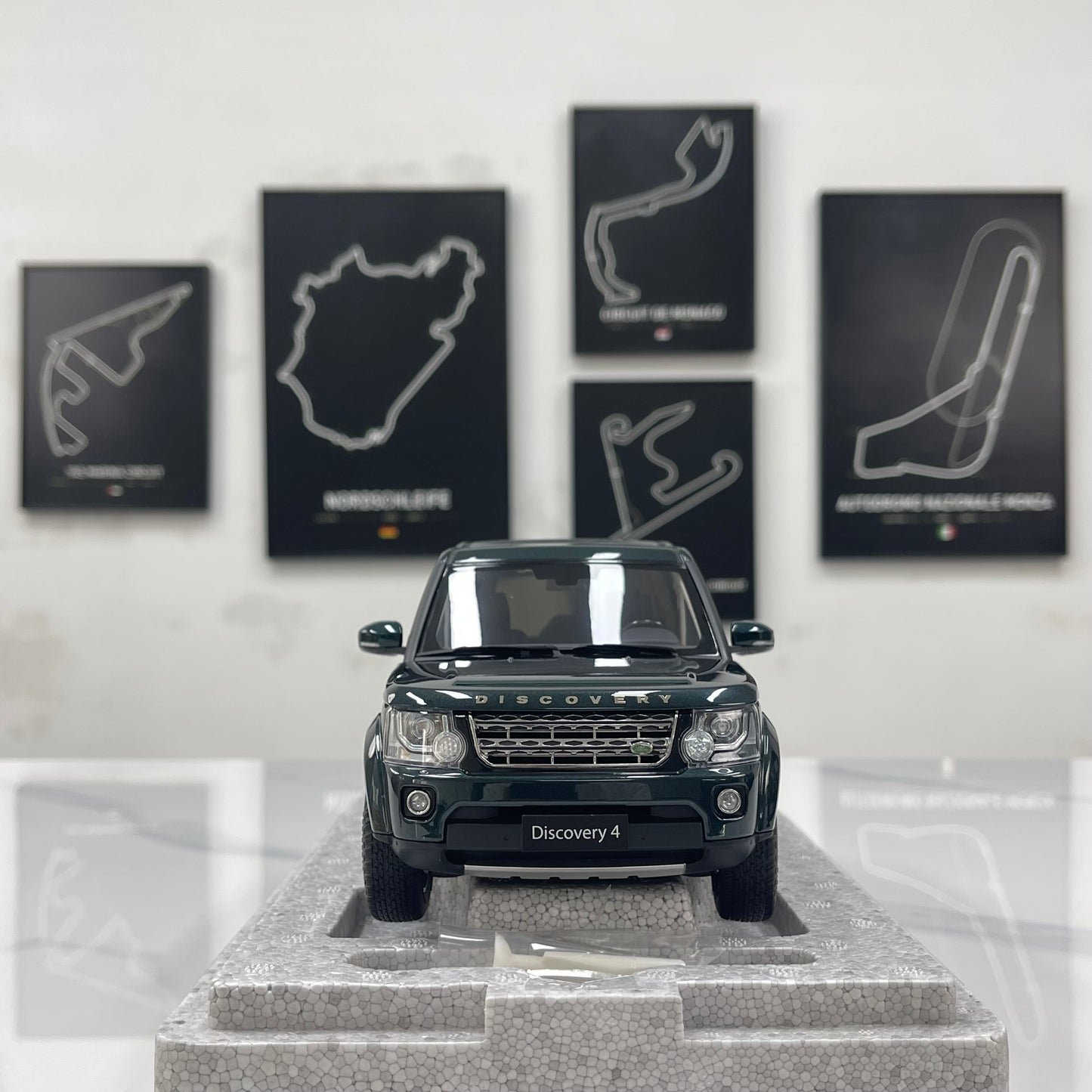 WHELART 1/18 Land Rover Discovery 4 – British Green (WH016)