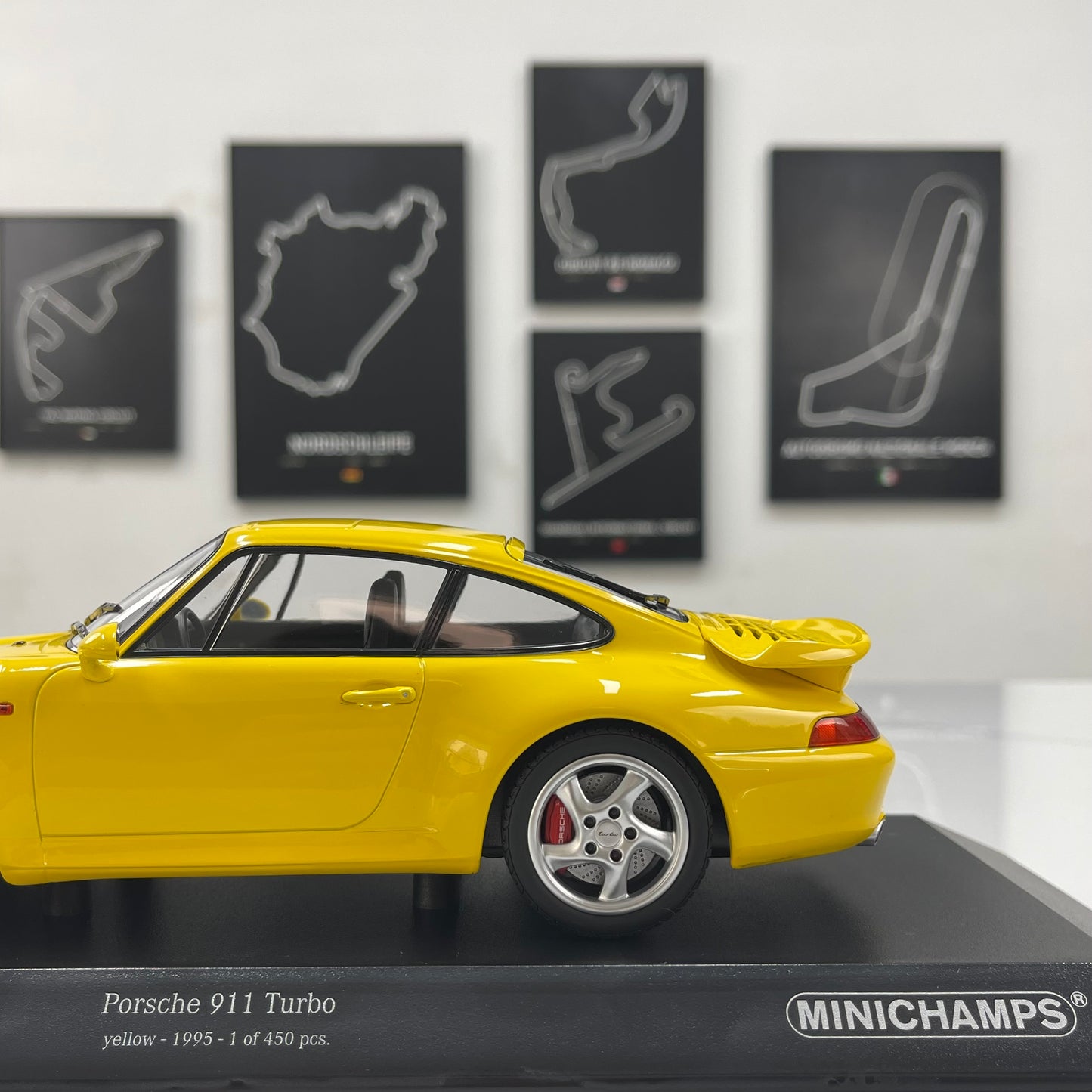 MINICHAMPS 1/18 Porsche 911 (993) Turbo (1995) Yellow 155061172