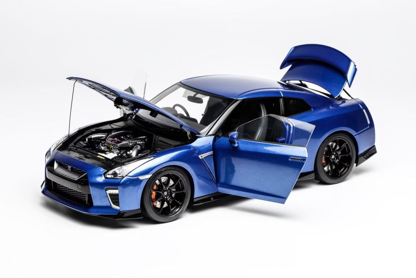 MOTORHELIX 1/18 Nissan GTR R35 Alloy Diecast Car Model