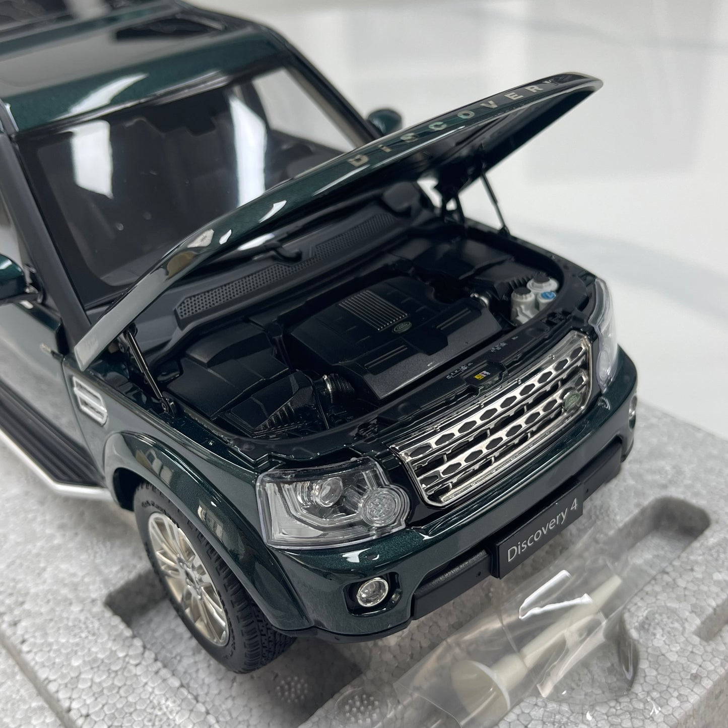 WHELART 1/18 Land Rover Discovery 4 – British Green (WH016)