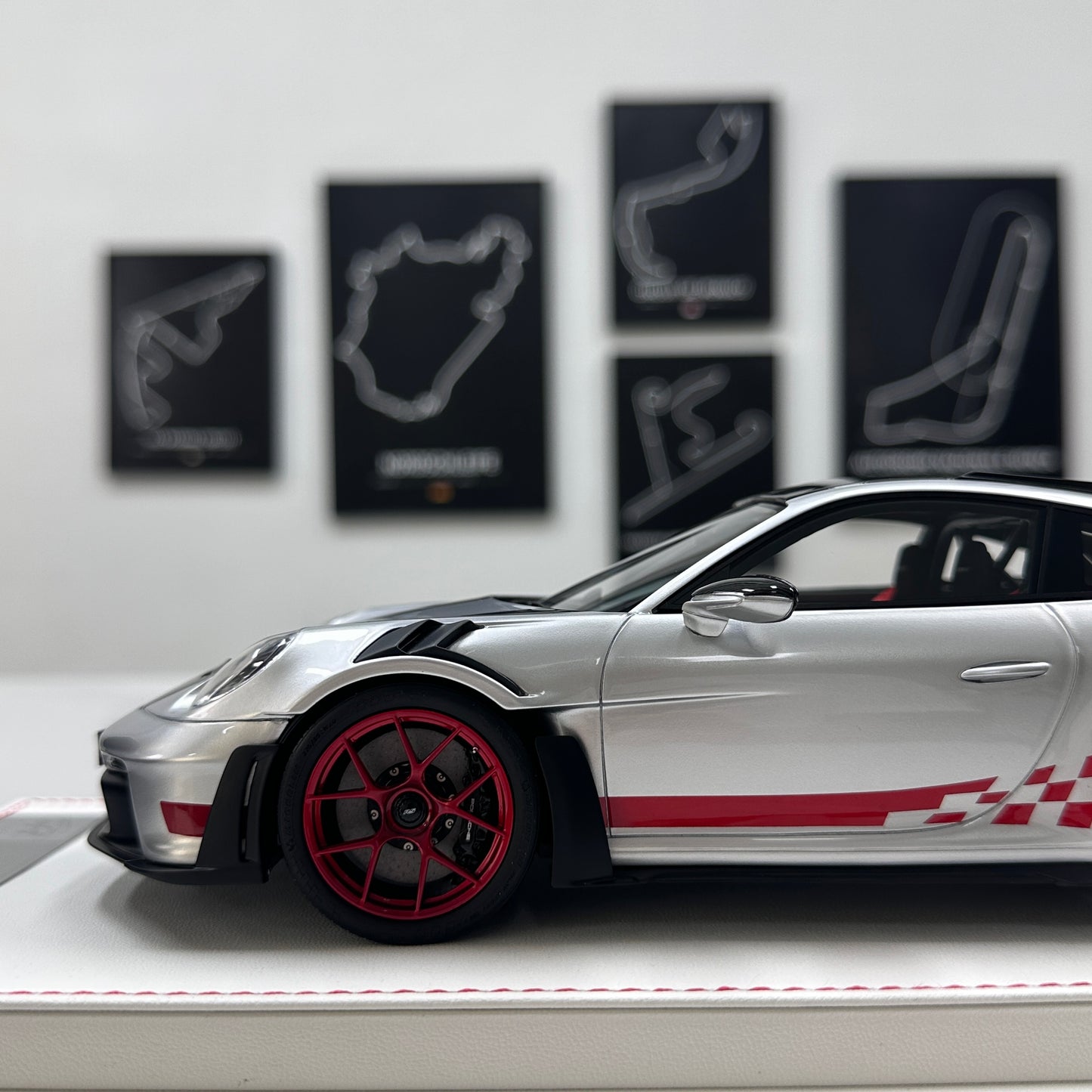 GH MODEL 1/18 Porsche 992 GT3RS Red Seals/GT Silver Limited Edition Model Car