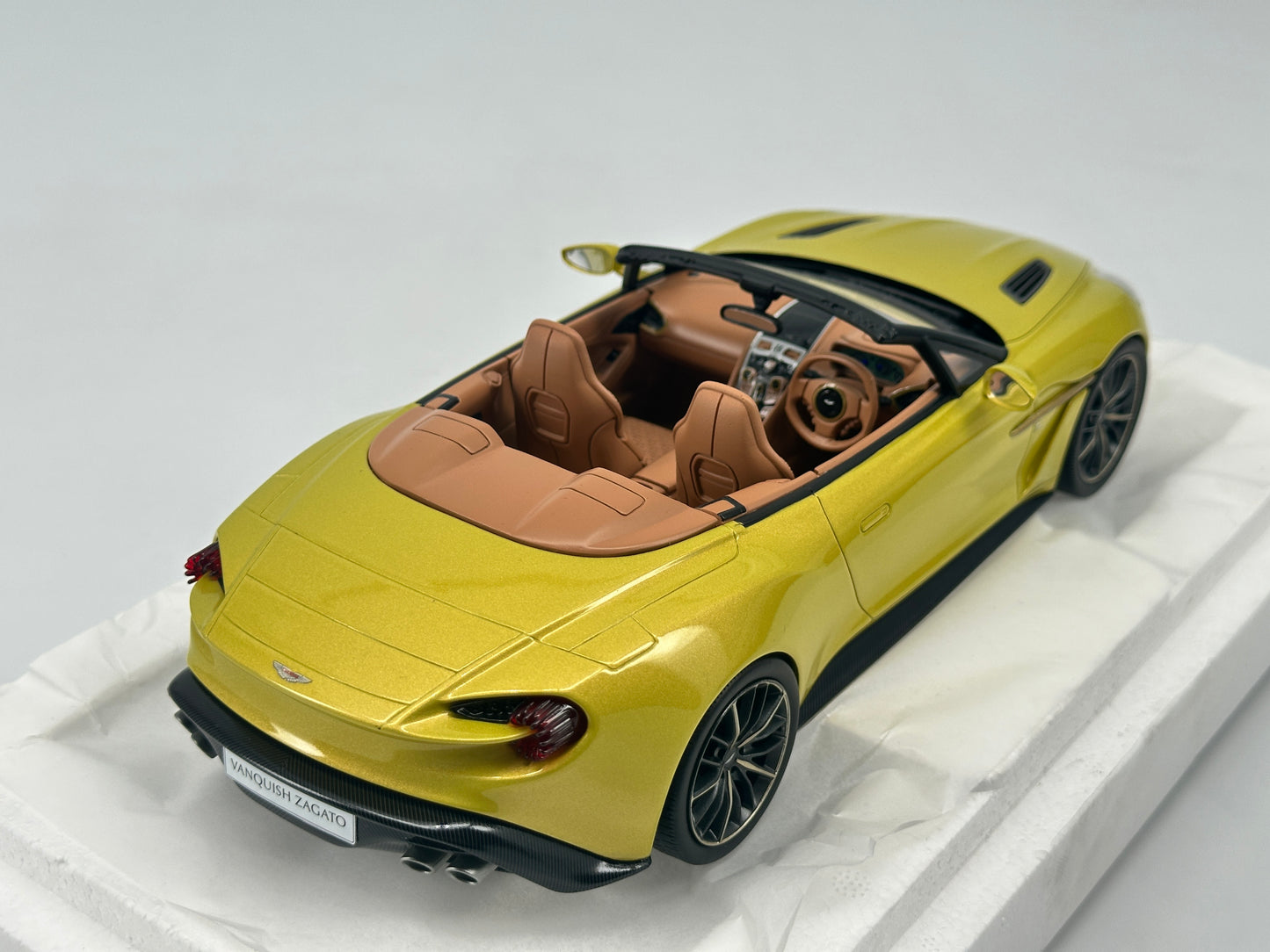 TOPSPEED 1/18 ASTON MARTIN VANQUISH ZAGATO VOLANTE COSMOPOLITAN