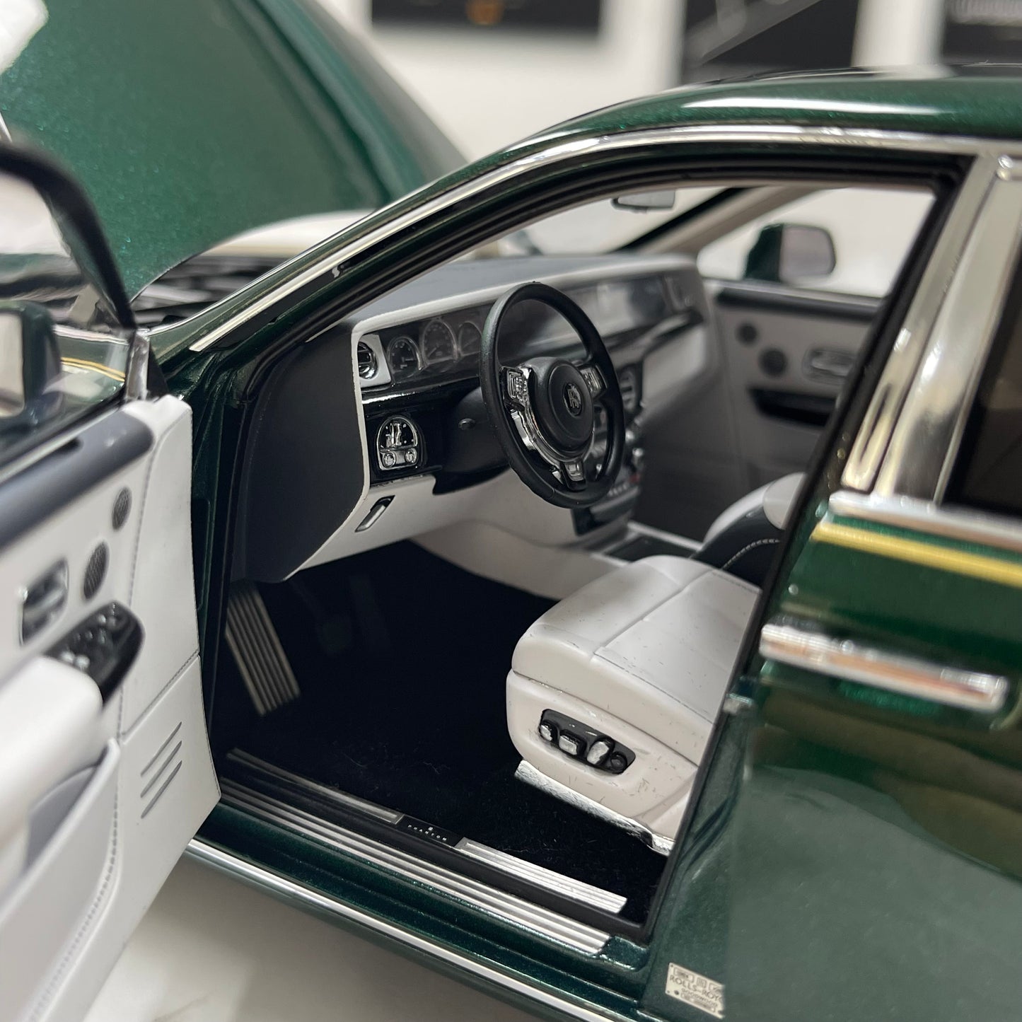 ZP 1/18 Rolls-Royce Phantom VIII (Gold Badge/Luggage Set Edition) – Peninsula Green (ZP117)
