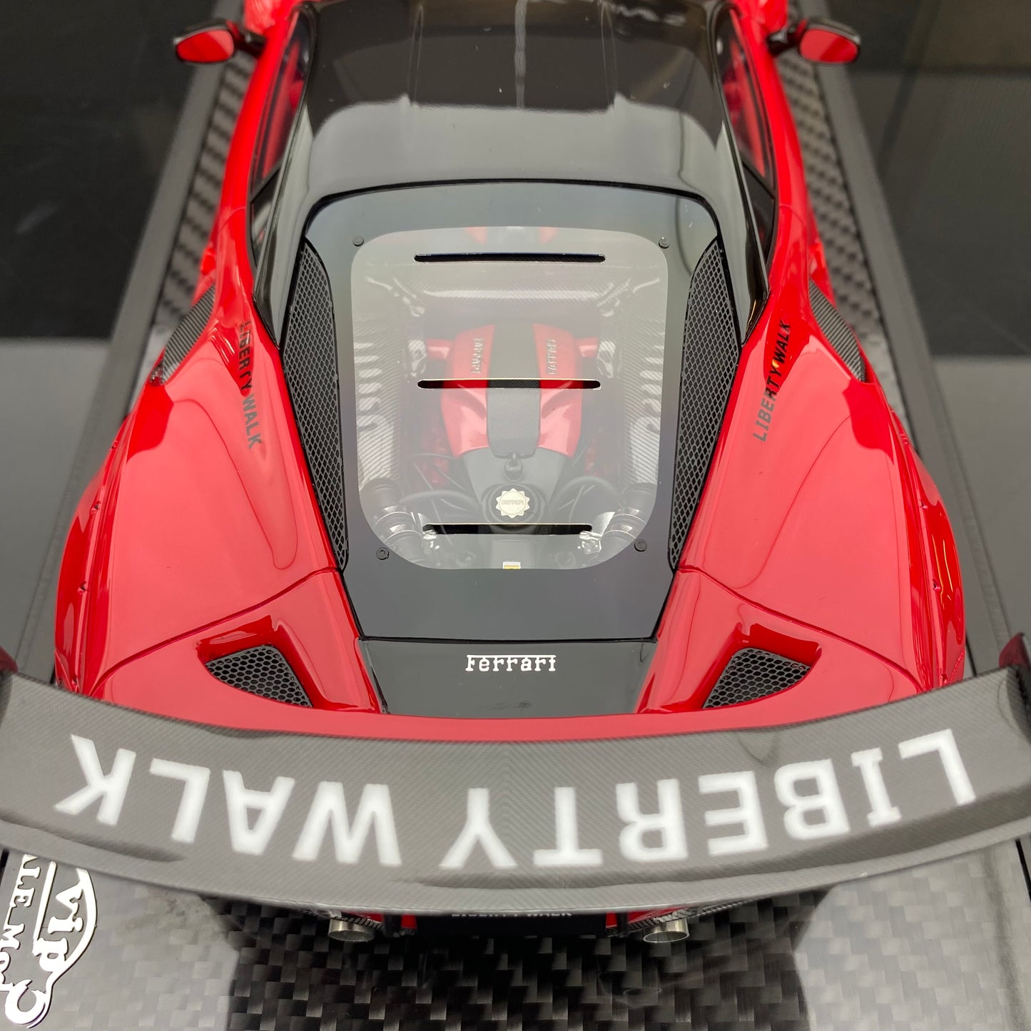 VIP 1/18 Ferrari F8 wide-body modified version simulation car model ornament gift