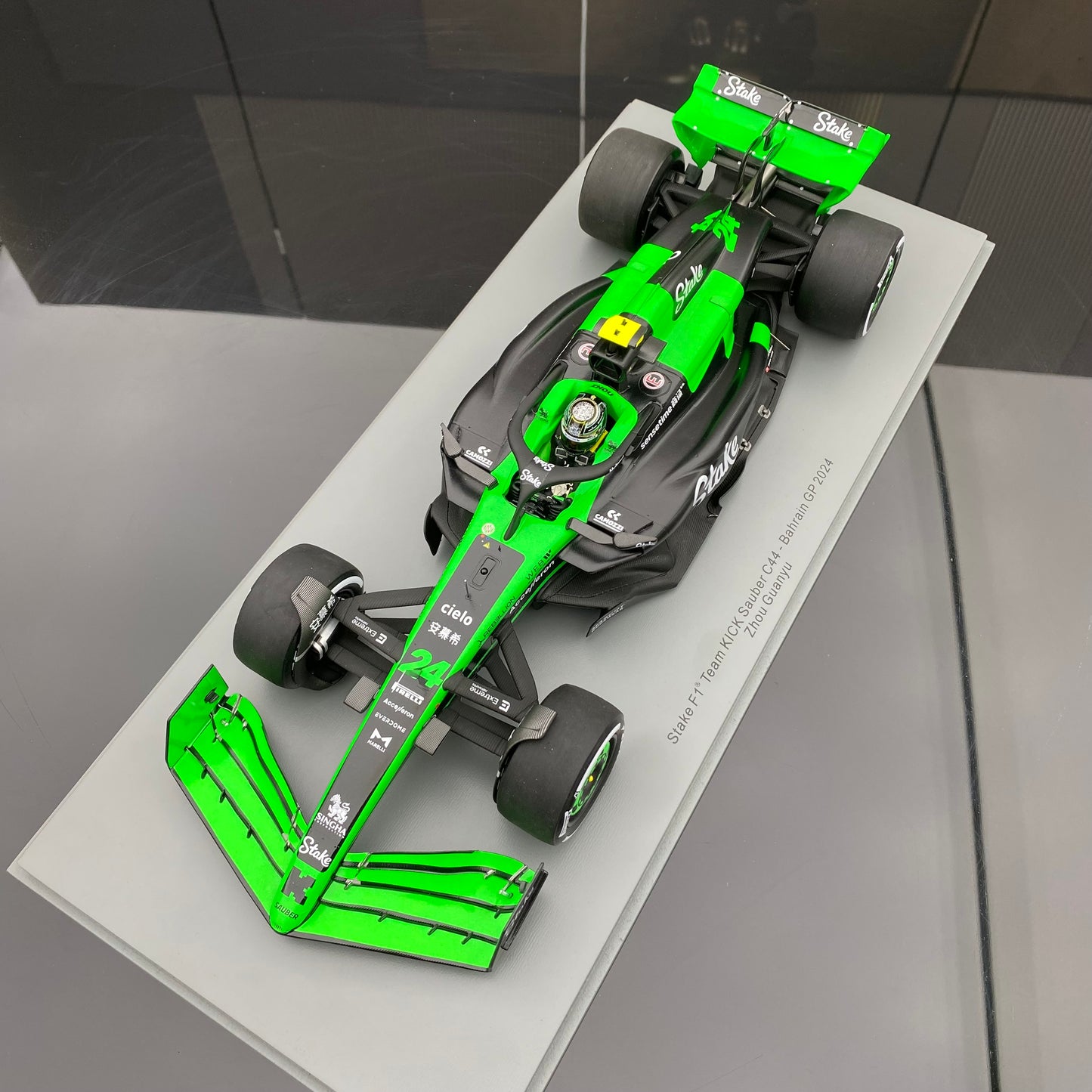 SPARK 1/18 Alfa Romeo Stake Sauber F1 C44 Zhou Guanyu Green Car Model