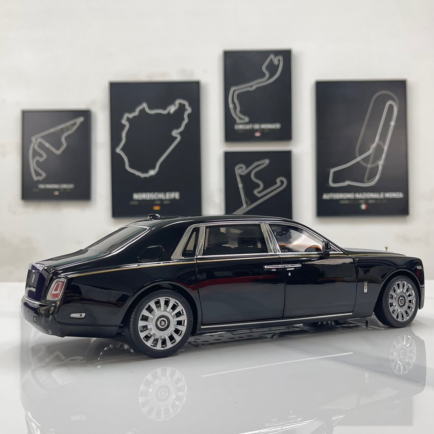 ZP 1/18 Rolls-Royce Phantom VIII (Gold Badge & Luggage Set Edition) – Pearl Black / Silver Roof (ZP115)