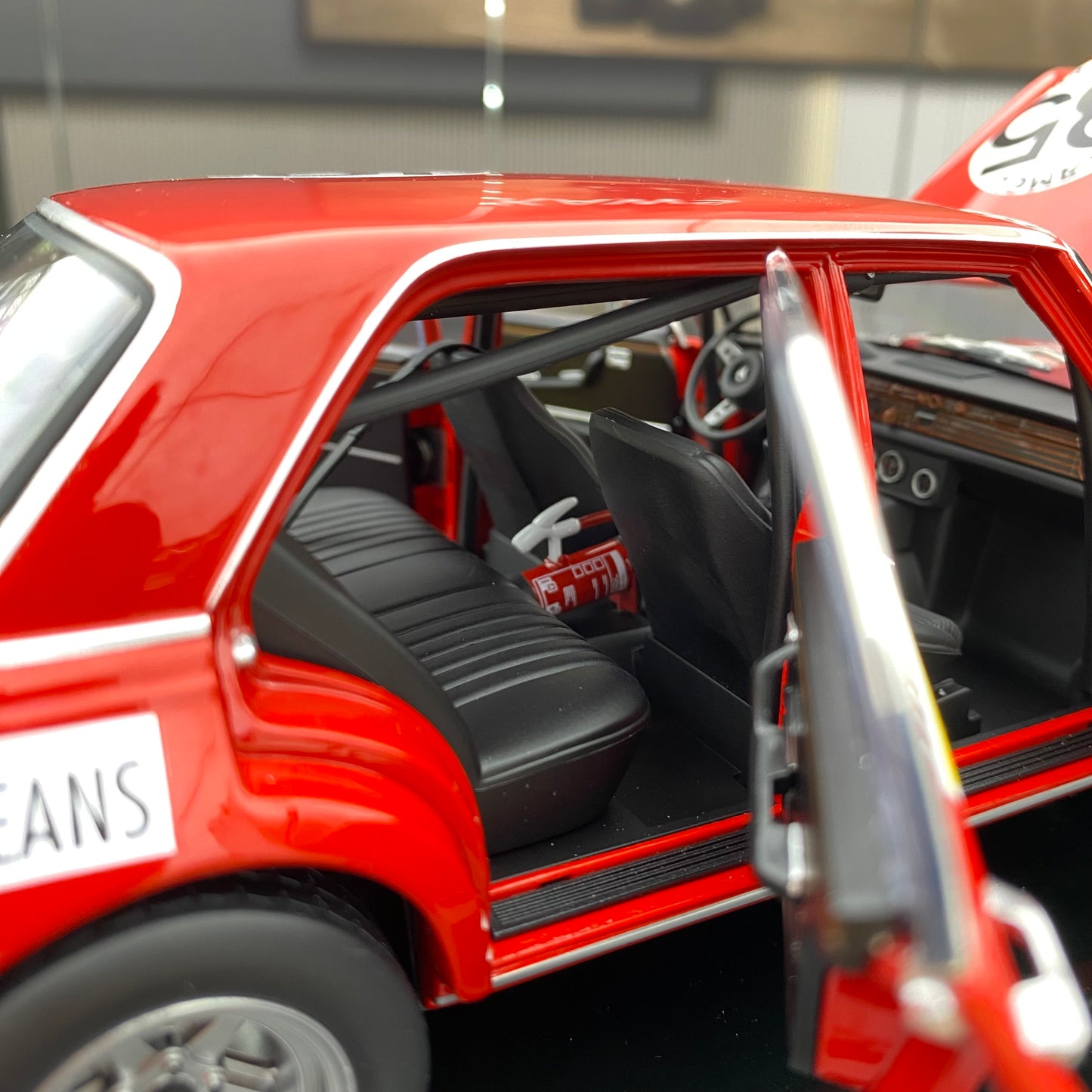 Minichamps 1/18 Benz 300SEL 6.8AMG Red Pig - Modelo de coche de resina, regalo de colección