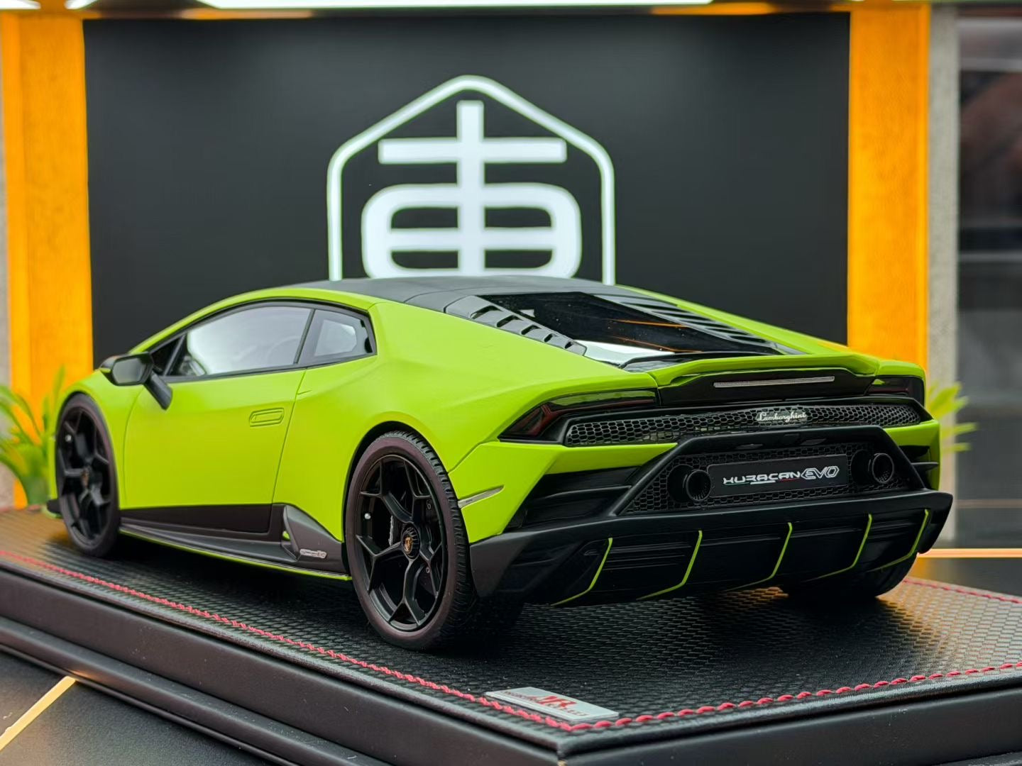 MR 1:18 Lamborghini Huracan Evo Fluo Capsule Verde Shock 24/49 DDJ079