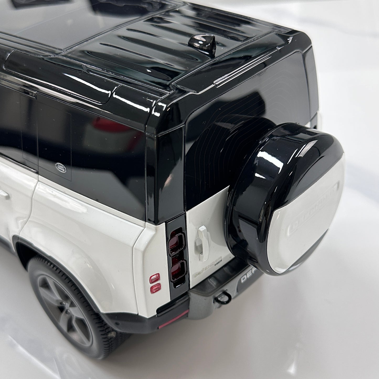 GT Spirit 1/12 Land Rover DEFENDER 110 P400X White GT554