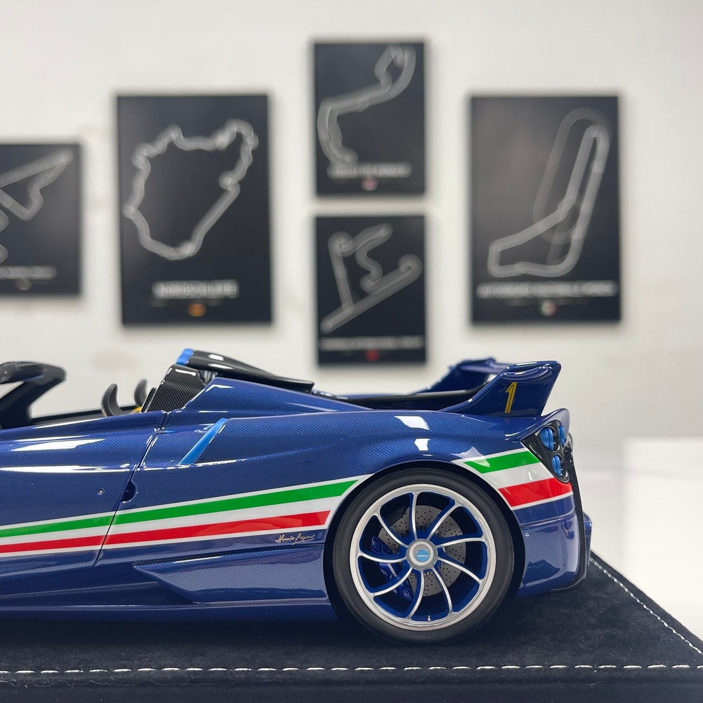 HH Model 1/18 Pagani Huayra Air Force Edition (HH664)