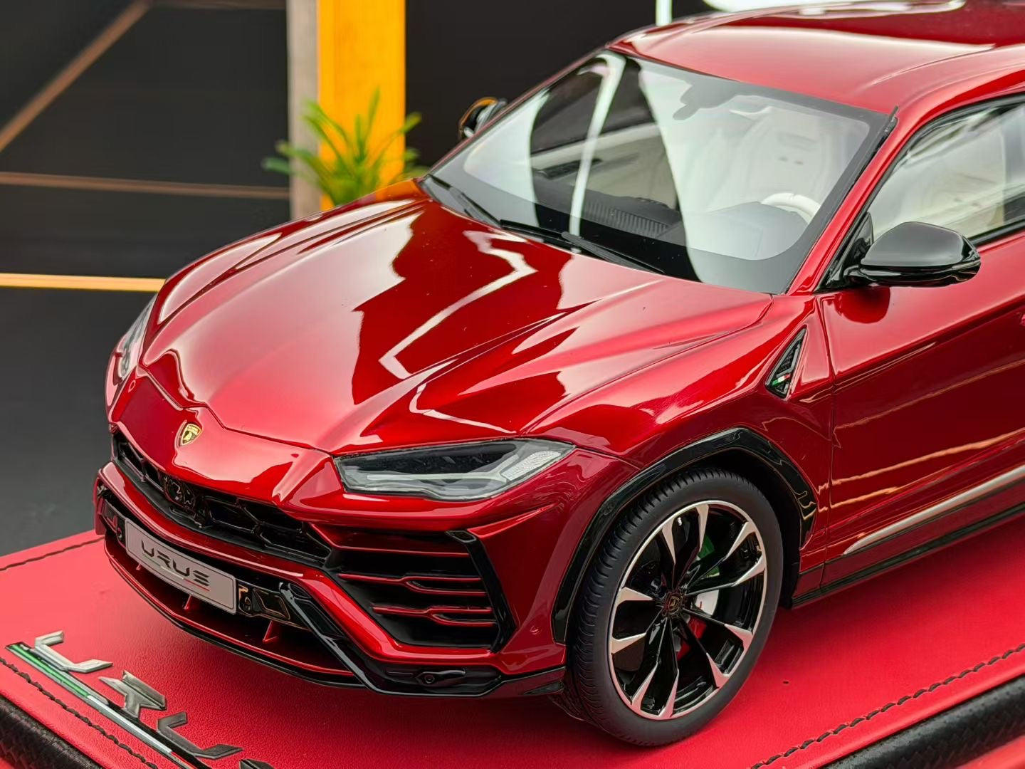 MR 1:18 Lamborghini URUS 02/05 DDJ039