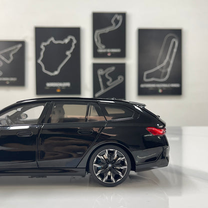 MINICHAMPS 1/18 BMW i5 M60 Touring 2024 Metallic Black 110023602