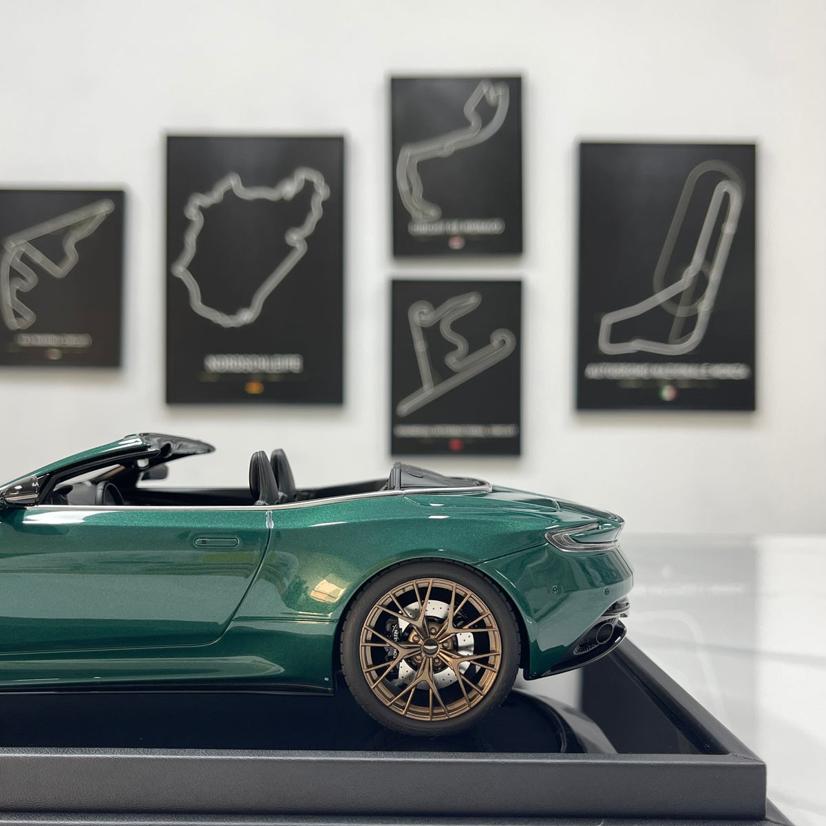 MOTORHELIX 1/18 Aston Martin DB12 Volante (Convertible) – Qilun Green (MH394)