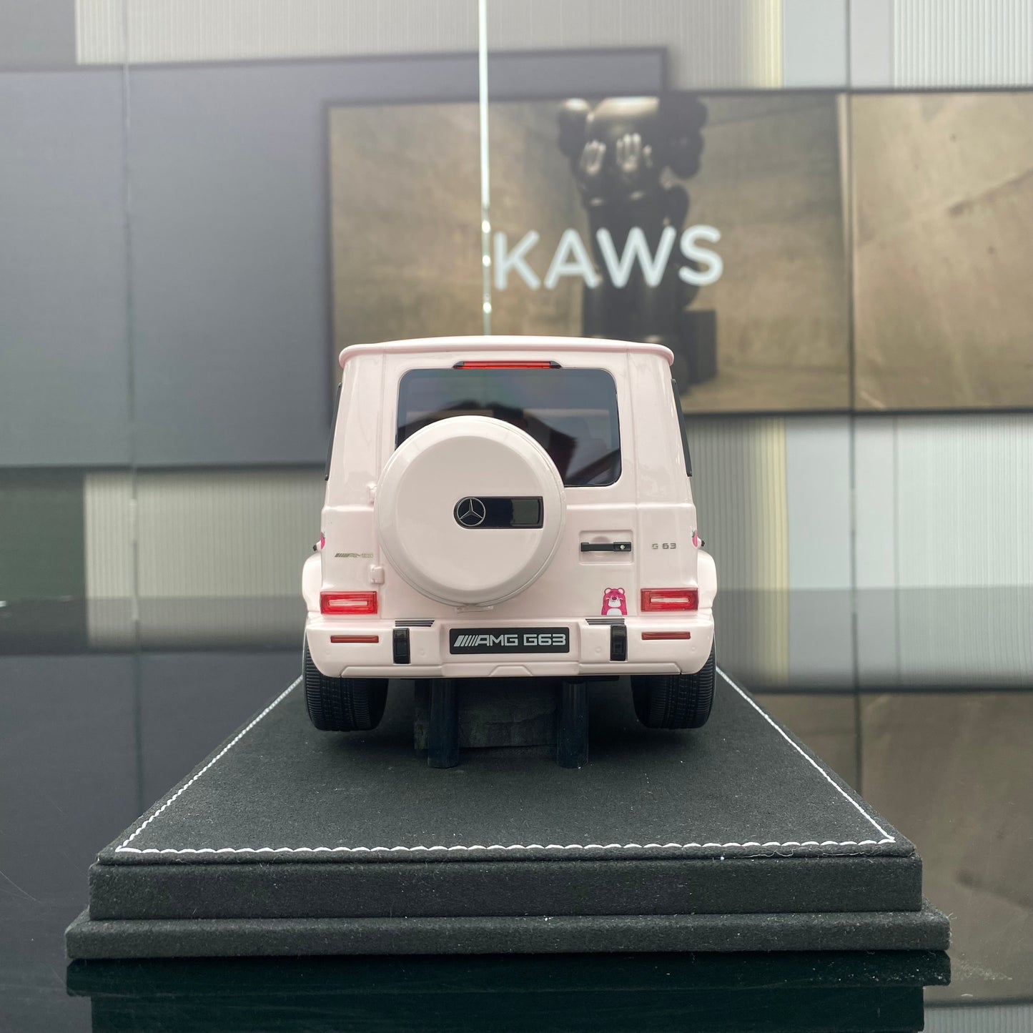 Vehicle Art 1/18 Mercedes-Benz G63 AMG Strawberry Bear Painted Resin Sealed Car Model