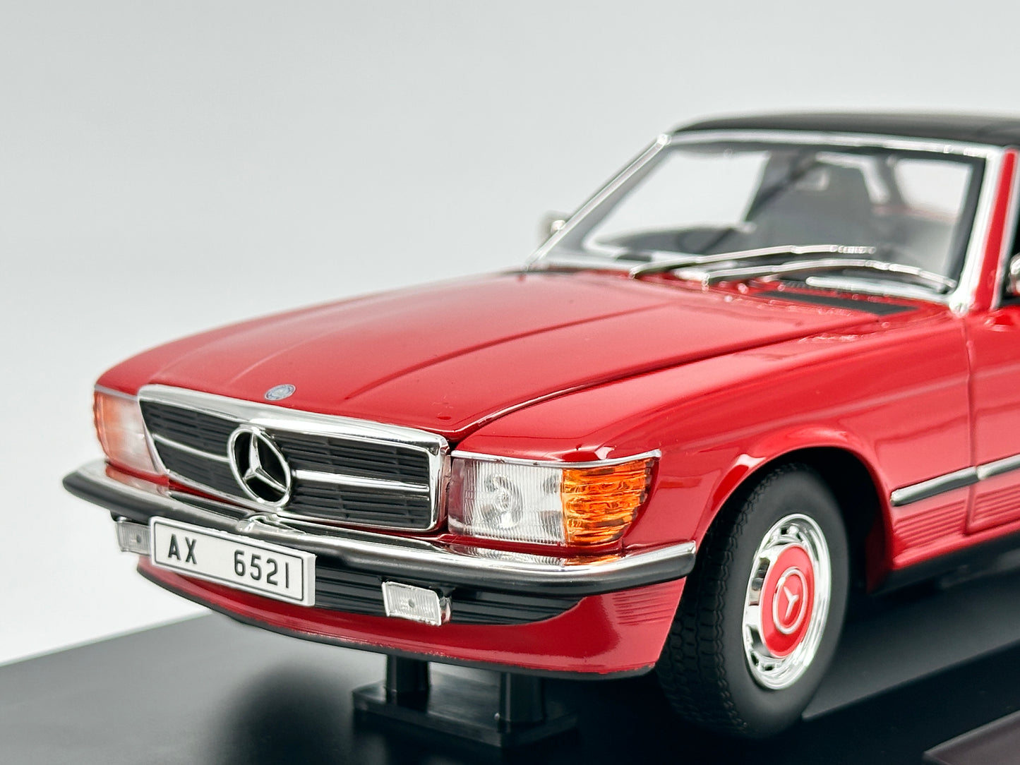 Norev 1/18 Mercedes Benz 350sl 1986 + Bruce Lee figure red car model