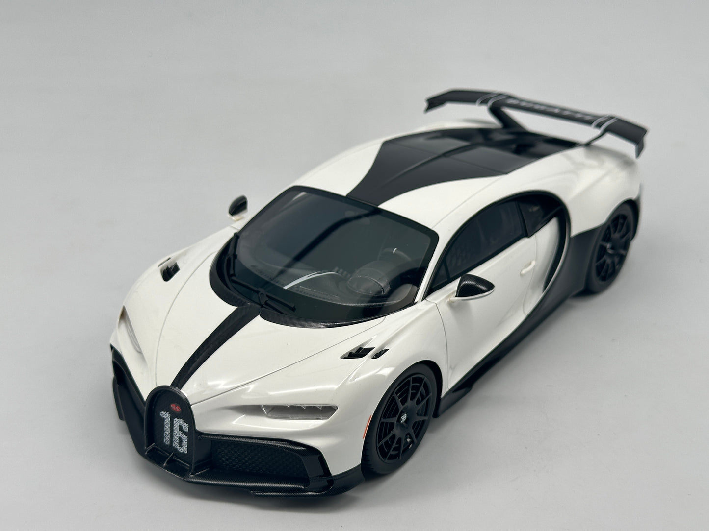 TOPSPEED 1/18 Bugatti CHIRON PUR SPORT #16 White Simulation Car Model