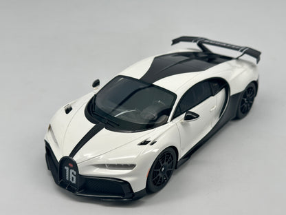 TOPSPEED 1/18 Bugatti CHIRON PUR SPORT #16 White Simulation Car Model