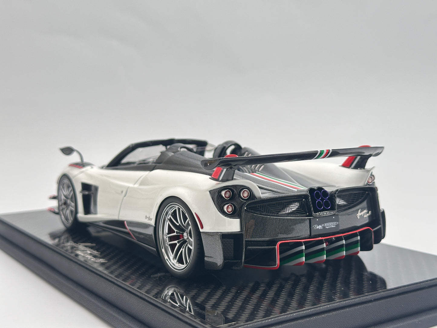 AustraLux Model 1/18 Pagani Huayra Roadster BC Pearlescent White Limited Edition Car Model