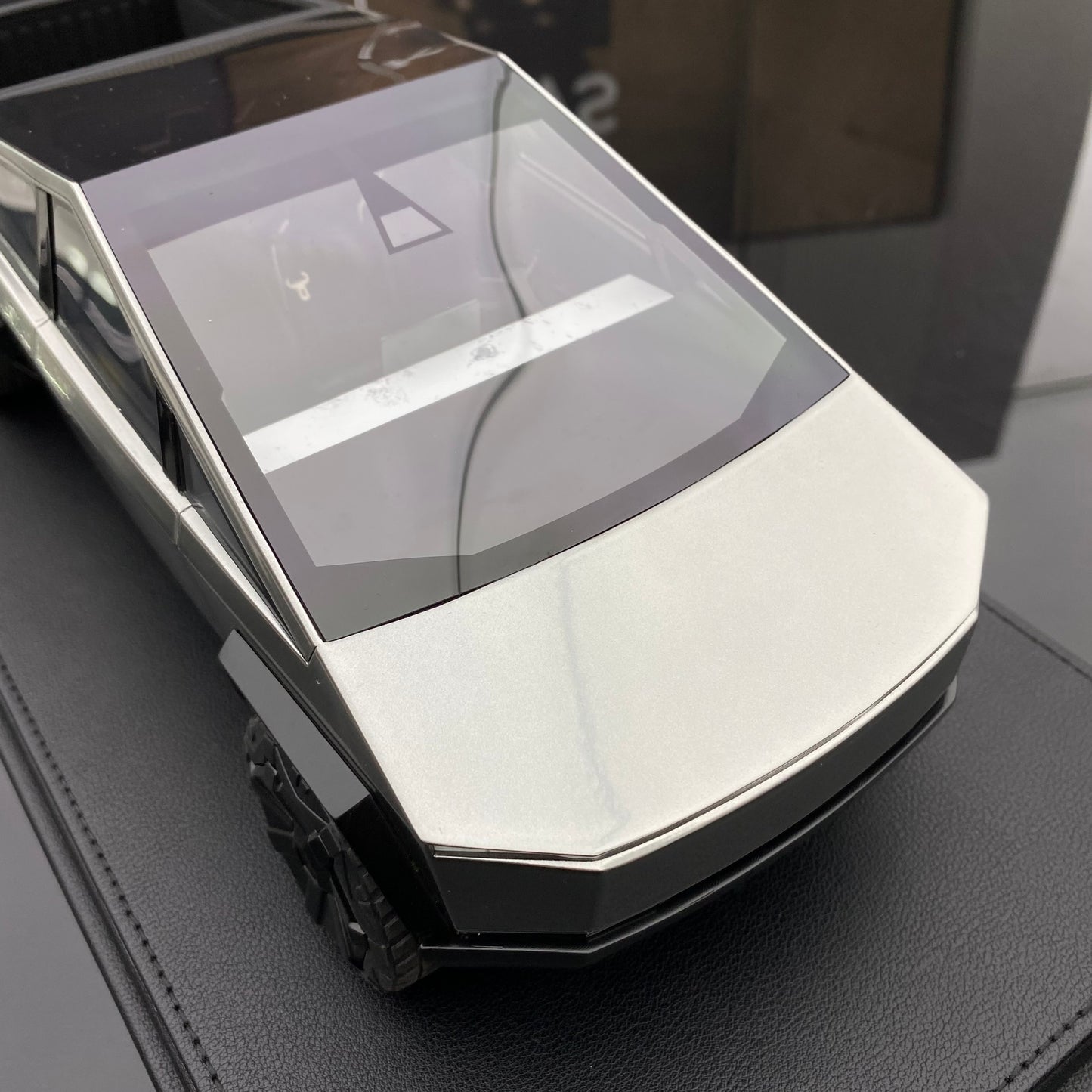 TOP Marques 1:18 Tesla Cybertruck resin car model