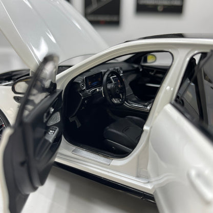NZG 1/18 Mercedes-AMG C63 S E-Performance, Gloss White (111200040)