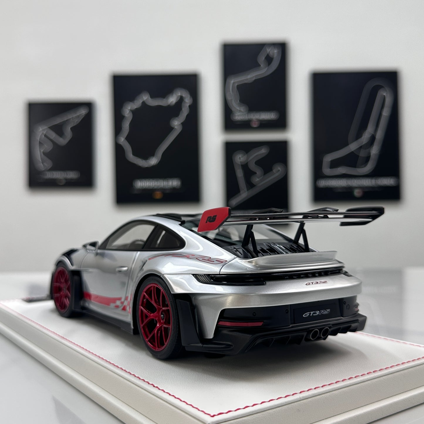 GH MODEL 1/18 Porsche 992 GT3RS Red Seals/GT Silver Limited Edition Model Car