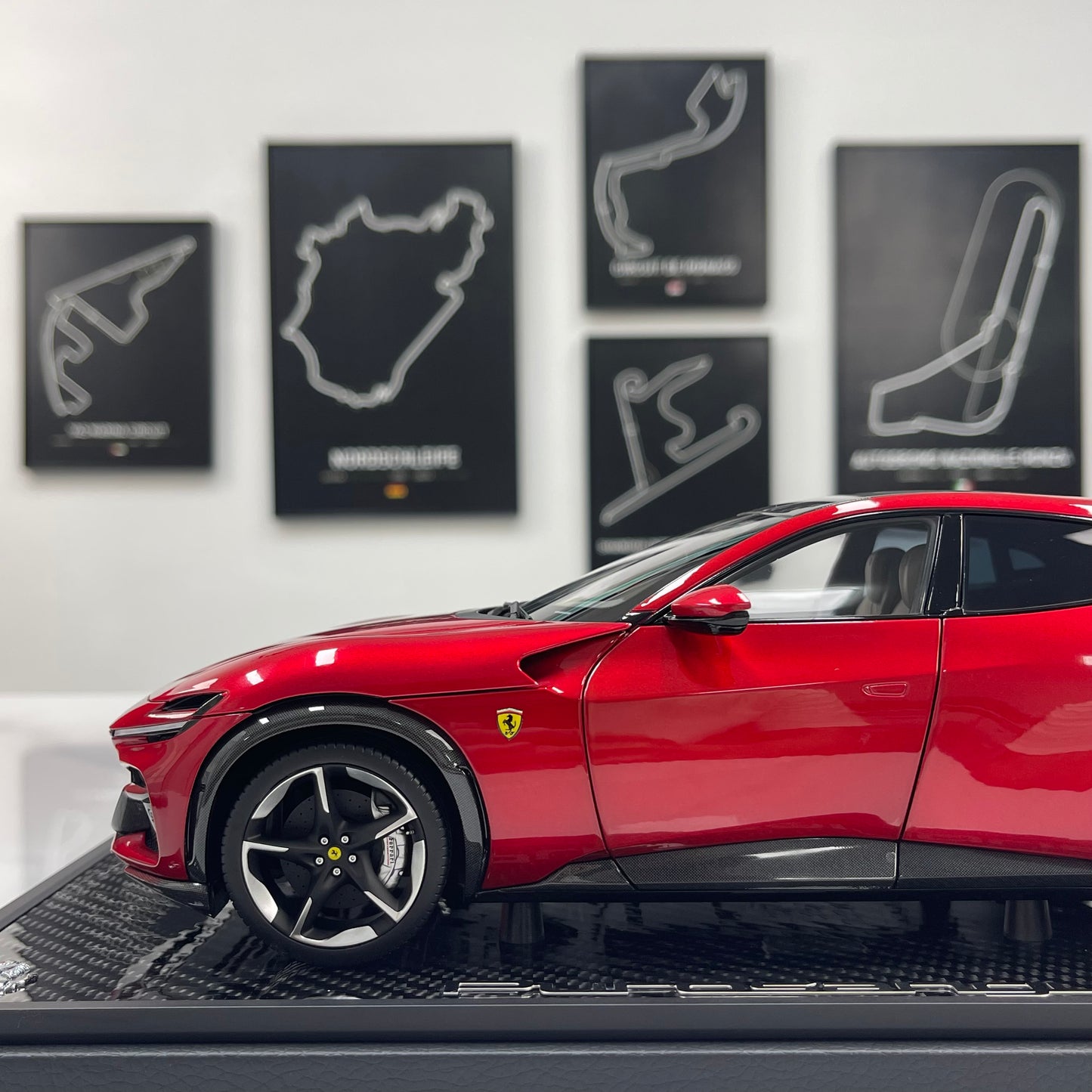 BBR 1/18 Ferrari Pursangue, black top, carbon fiber base metallic red HE180052BCH
