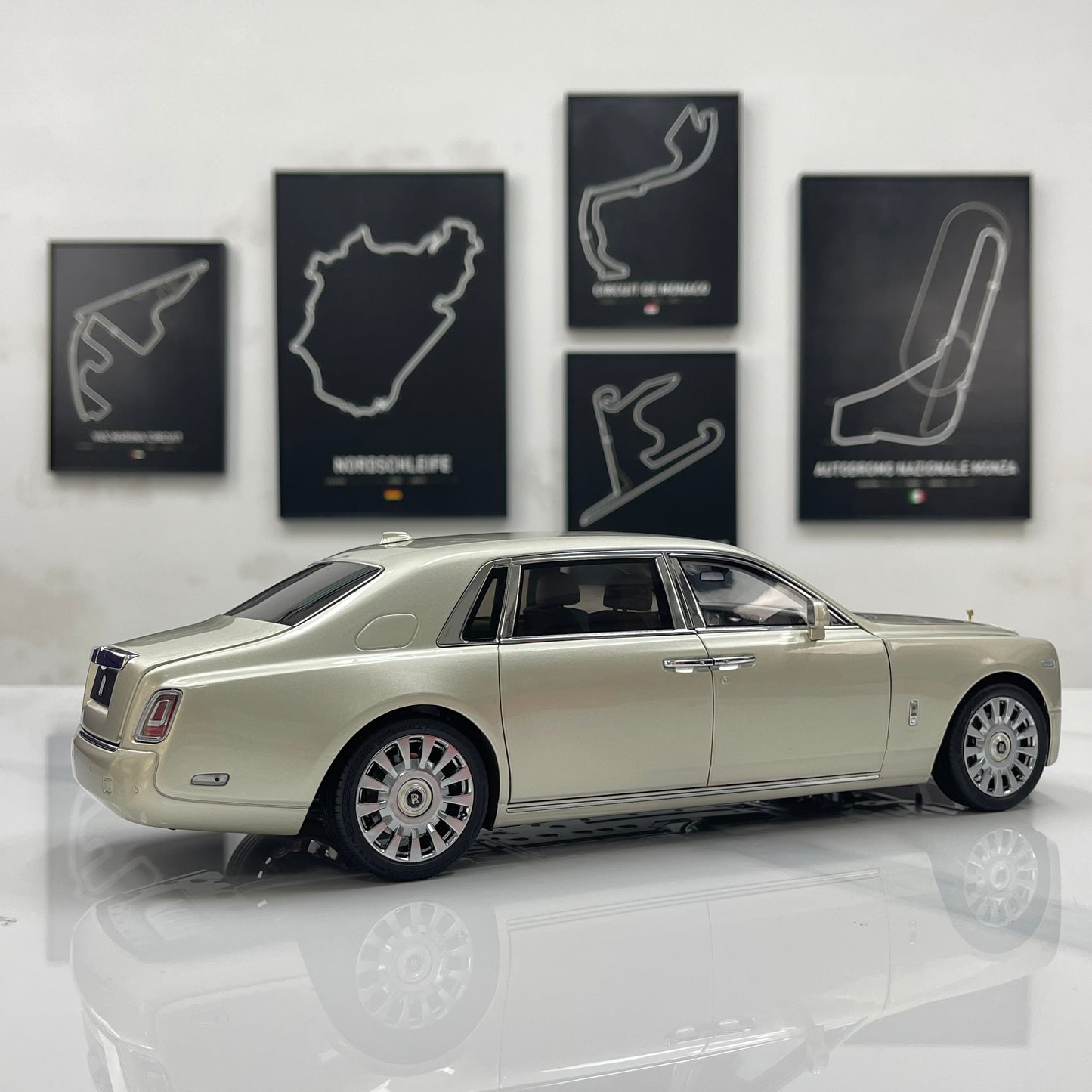 ZP 1/18 Rolls-Royce Phantom VIII (Gold Badge & Leather Case Edition) – Champagne Gold (ZP116)
