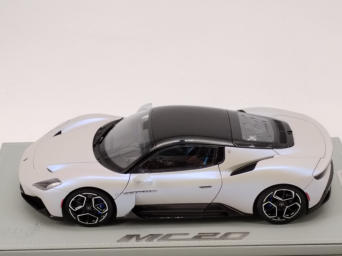 BBR 1/18 Maserati MC20 leather base white alloy model car HE180051ABBR