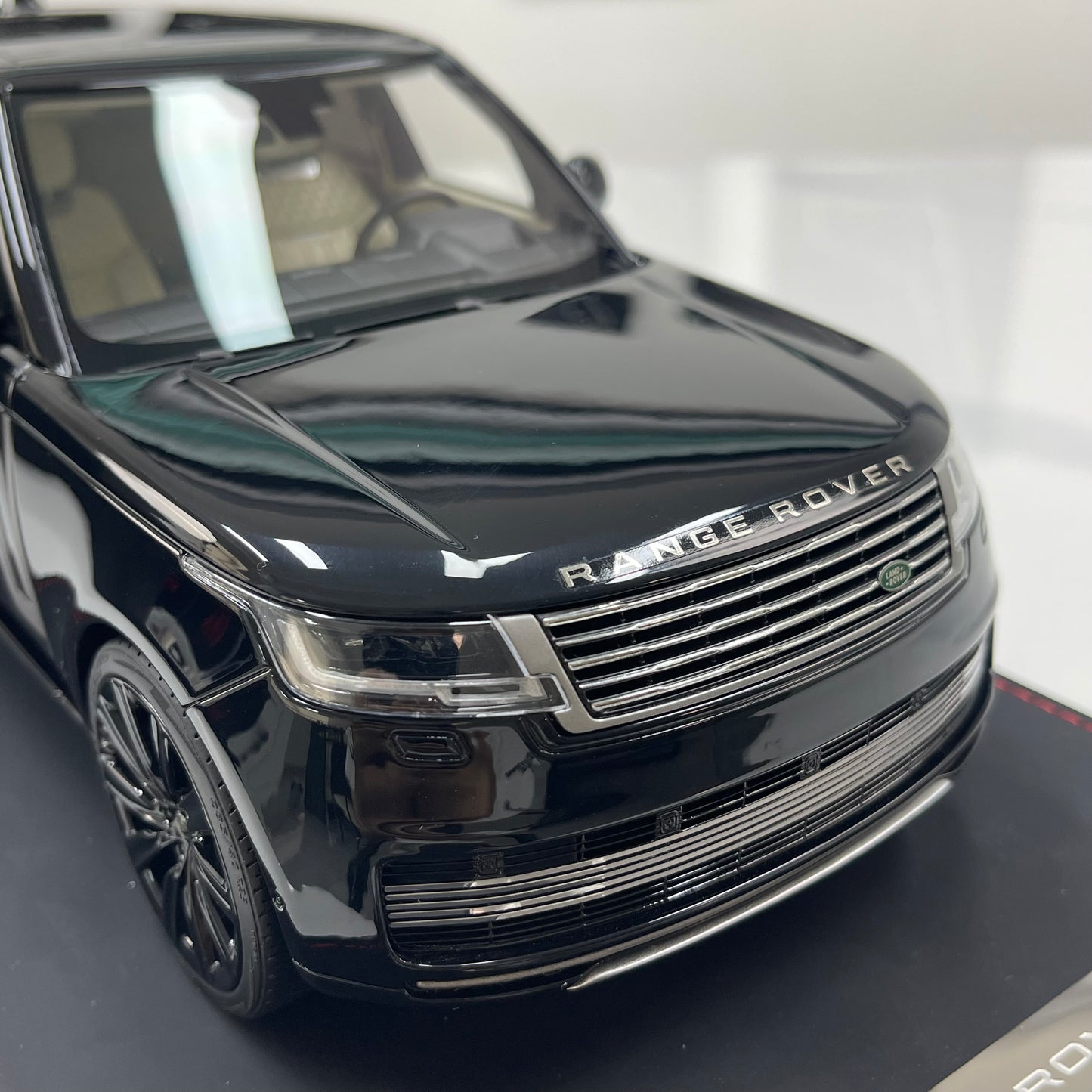 BBA MODEL 1/18 Land Rover Range Rover SVAutobiography Long Wheelbase — Gloss Black (Sealed Resin Model)