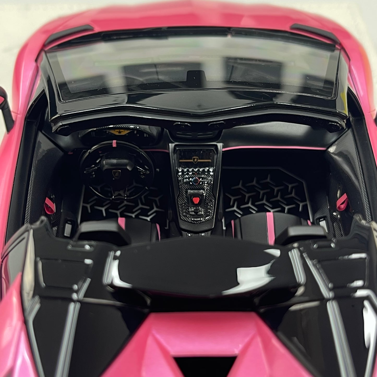 MAKEUP 1/18 Lamborghini Aventador LP750-4 SV Roadster (2015) – Pink (EML007H)