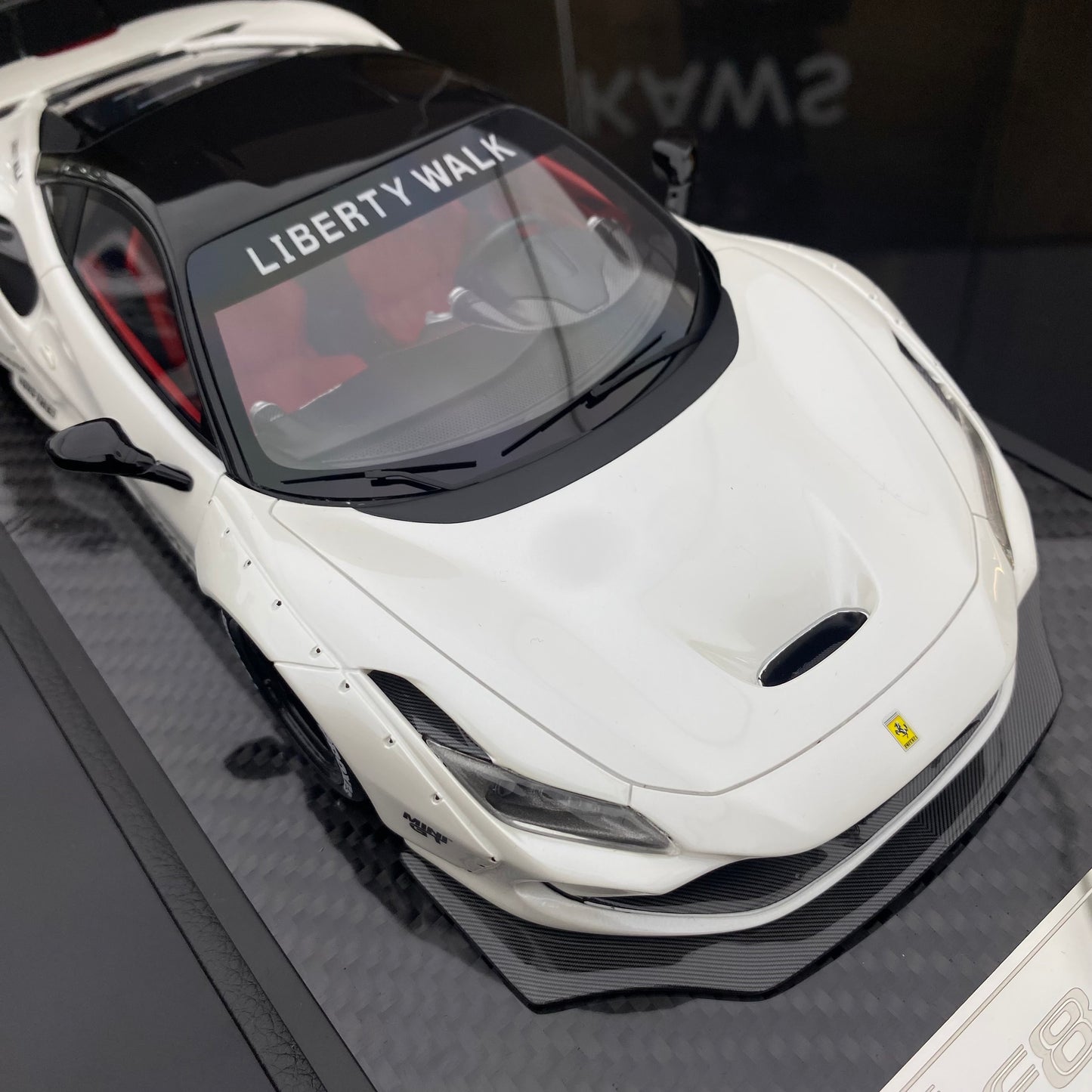 VIP 1/18 Ferrari F8 wide-body modified version simulation car model ornament gift