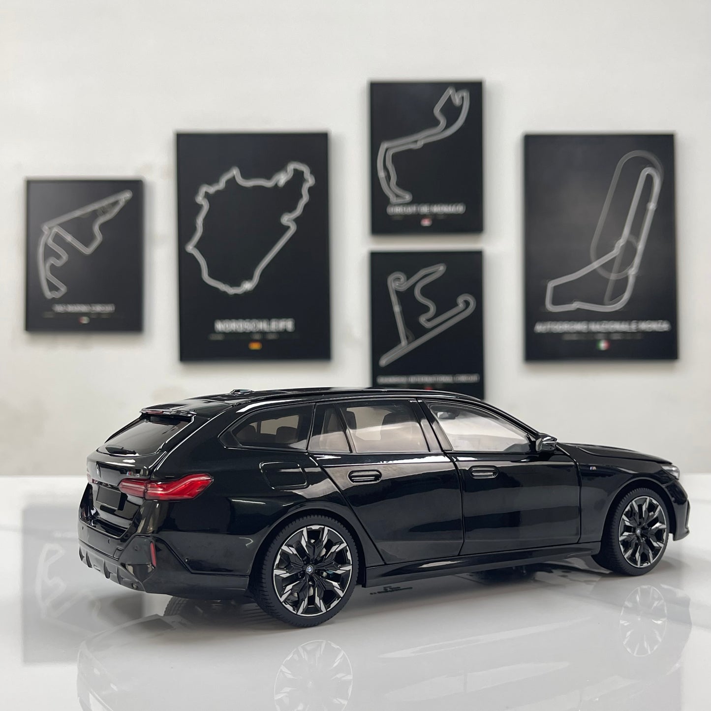 MINICHAMPS 1/18 BMW i5 M60 Touring 2024 Metallic Black 110023602