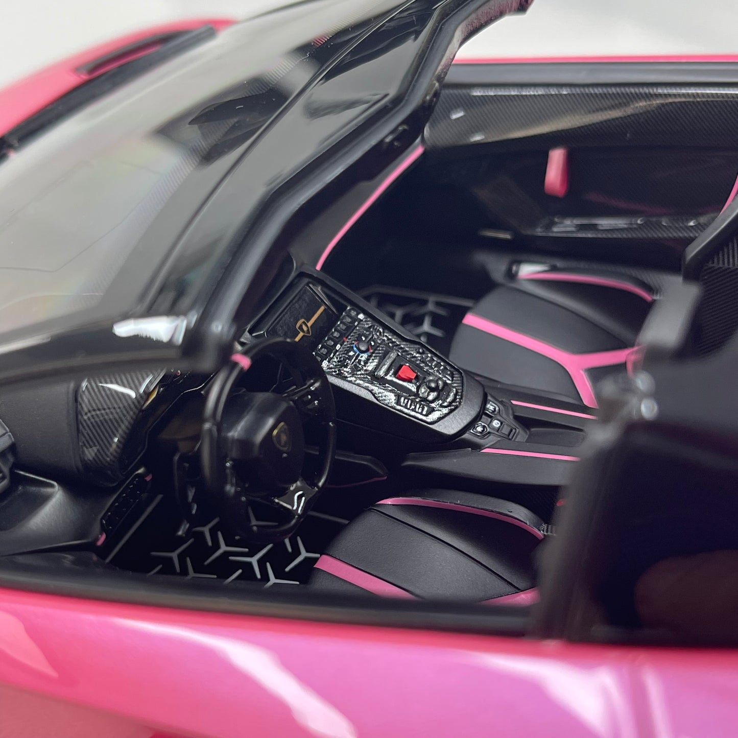 MAKEUP 1/18 Lamborghini Aventador LP750-4 SV Roadster (2015) – Pink (EML007H)