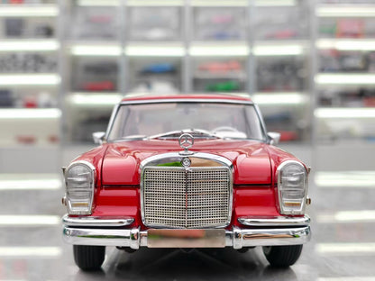 CMC 1/18 Mercedes Pullman 600 W100 Red DDJ010