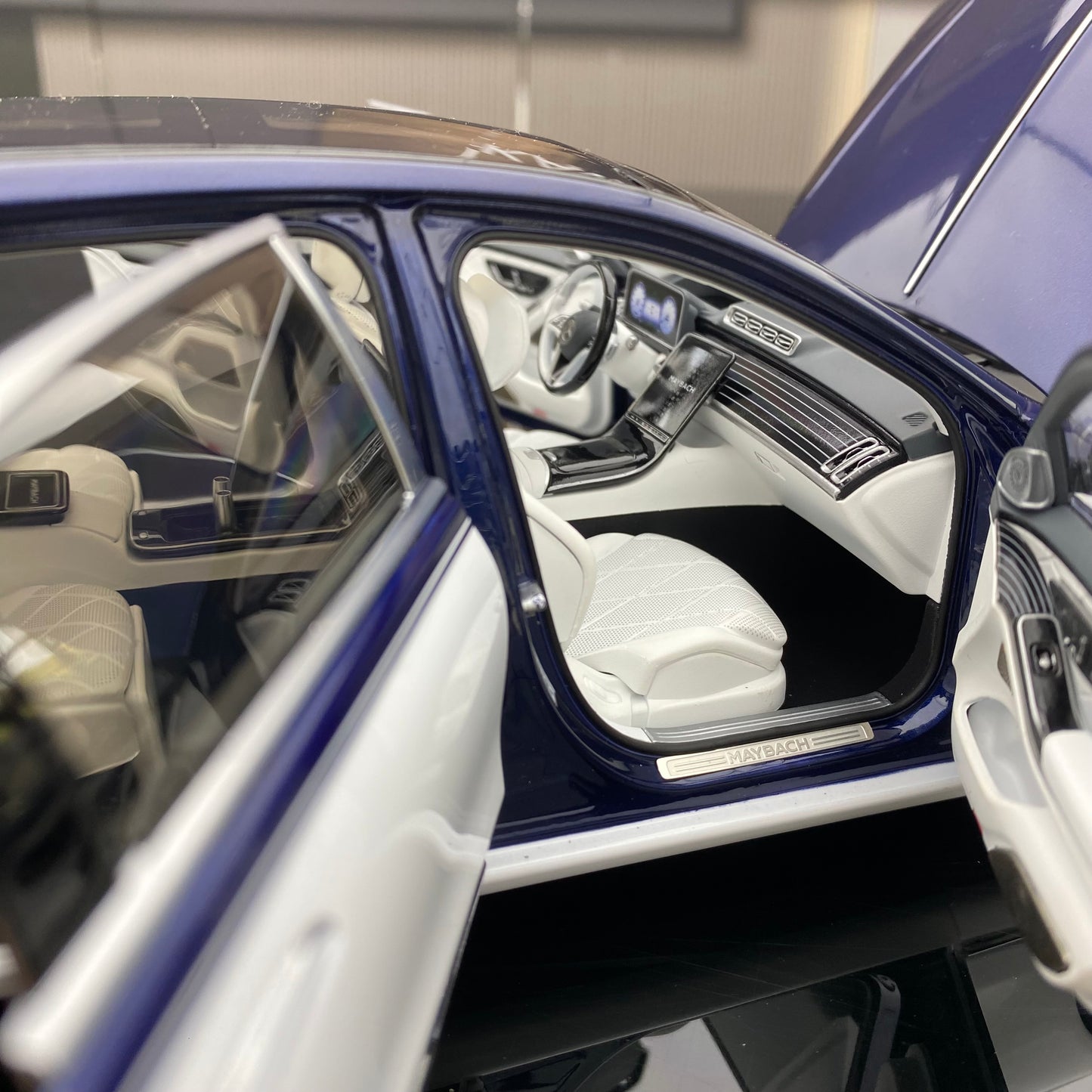 Adornos de aleación de coche Mercedes-Benz Maybach S680 nuevo Clase S a escala 1:18 casi reales