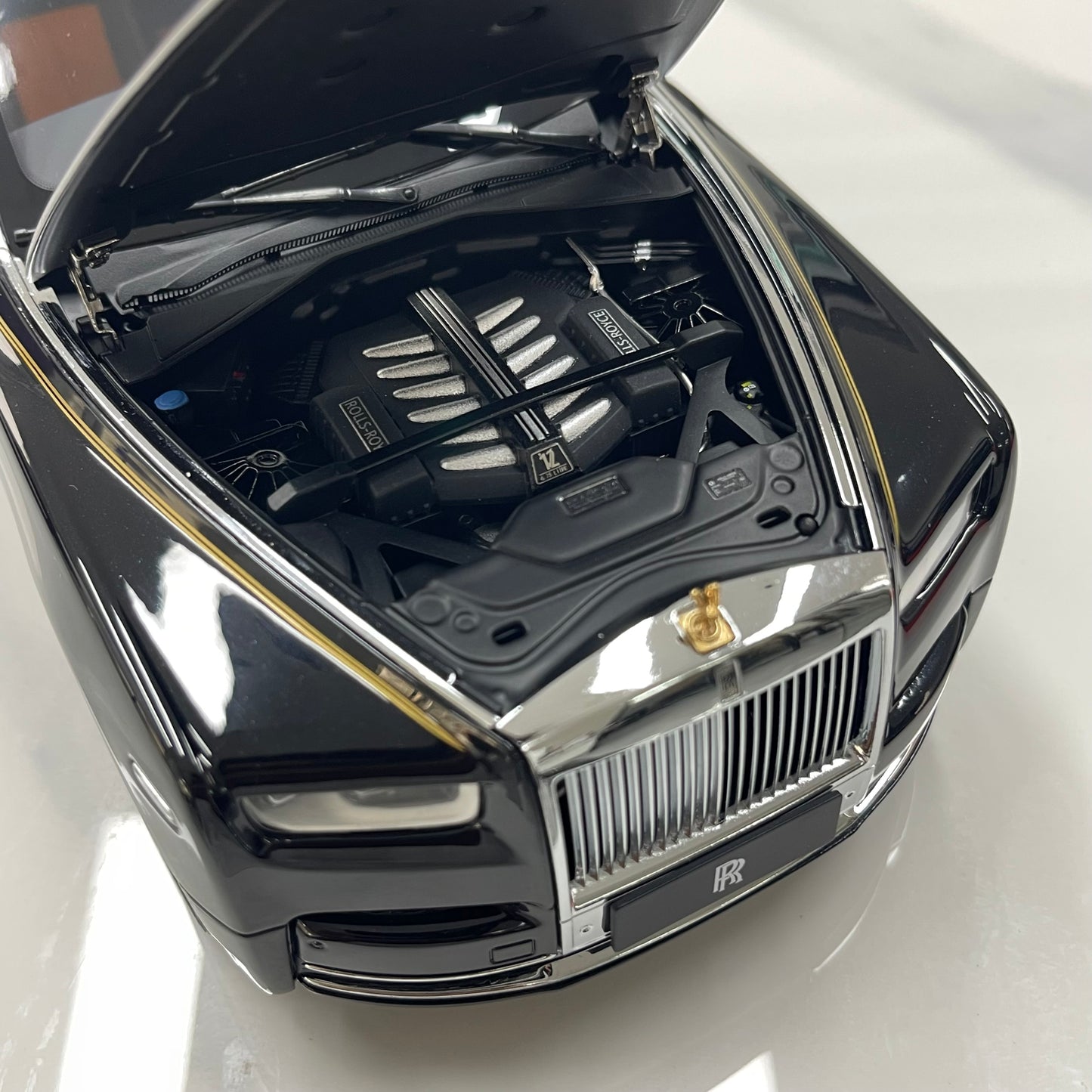 ZP 1/18 Rolls-Royce Phantom VIII (Gold Badge & Luggage Set Edition) – Pearl Black / Silver Roof (ZP115)