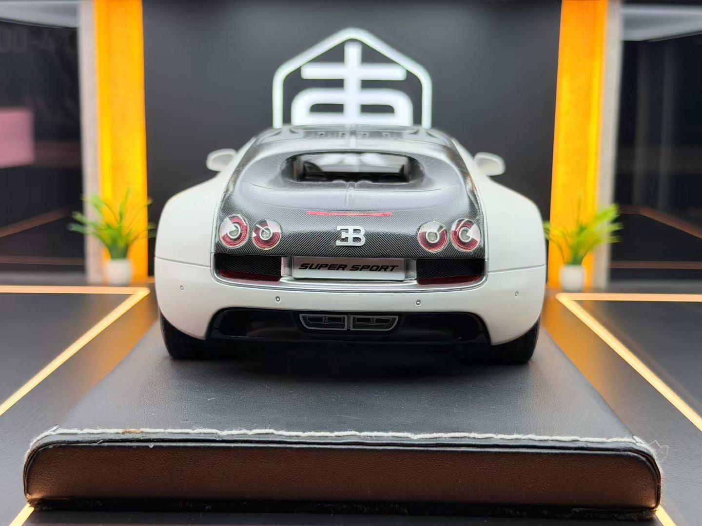 MR 1:18 Bugatti Veyron SS Panda Colorway DDJ016 
Condition: Average