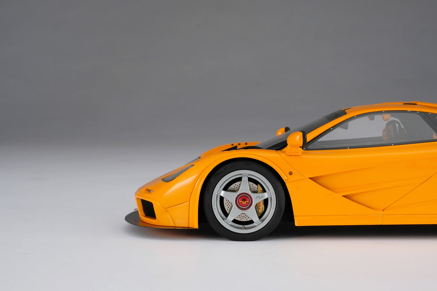 Amalgam 1/18 McLaren F1LM yellow simulation car model birthday gift ornament