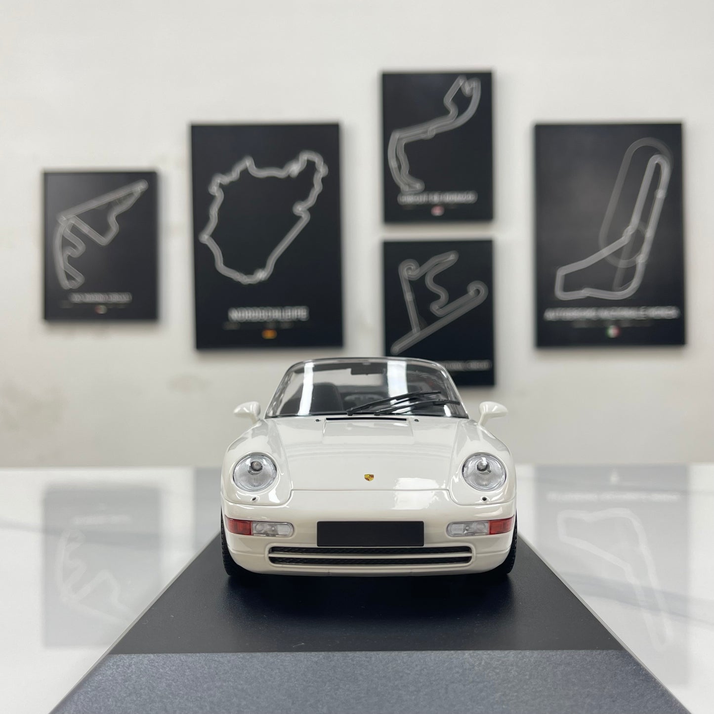 MINICHAMPS 1/18 Porsche 911 (993) Cabriolet White 155061131