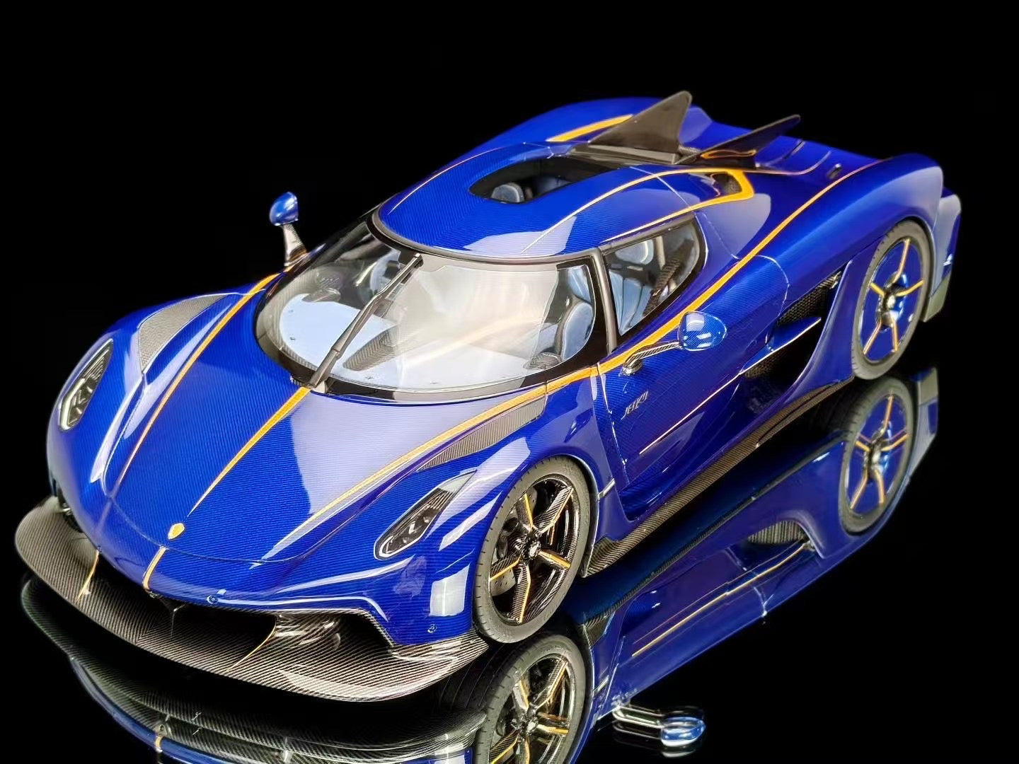Frontiart 1/18 Koenigsegg Jesko Absolute Edition Carbon Blue, limited to 100 units worldwide.