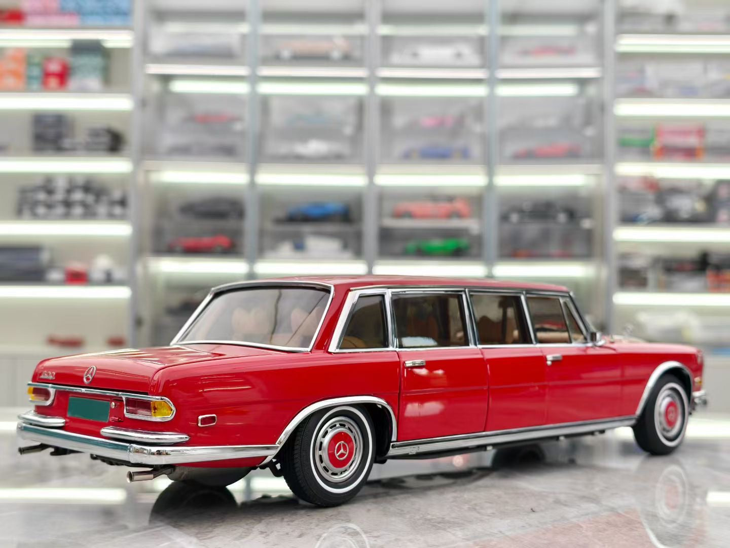 CMC 1/18 Mercedes Pullman 600 W100 Red DDJ010