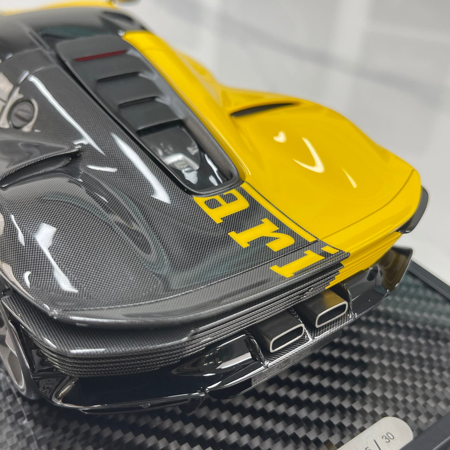 BBR 1/18 Ferrari Daytona SP3 Red Box Edition Modena Yellow + Black Carbon Fiber P18224TMOCH