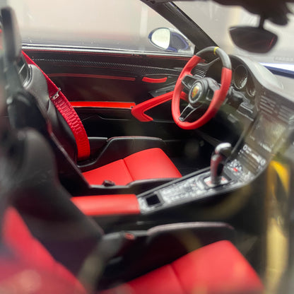 Vehículo Art1/18 Porsche 911 GT2RS Weissach Modelo de paquete