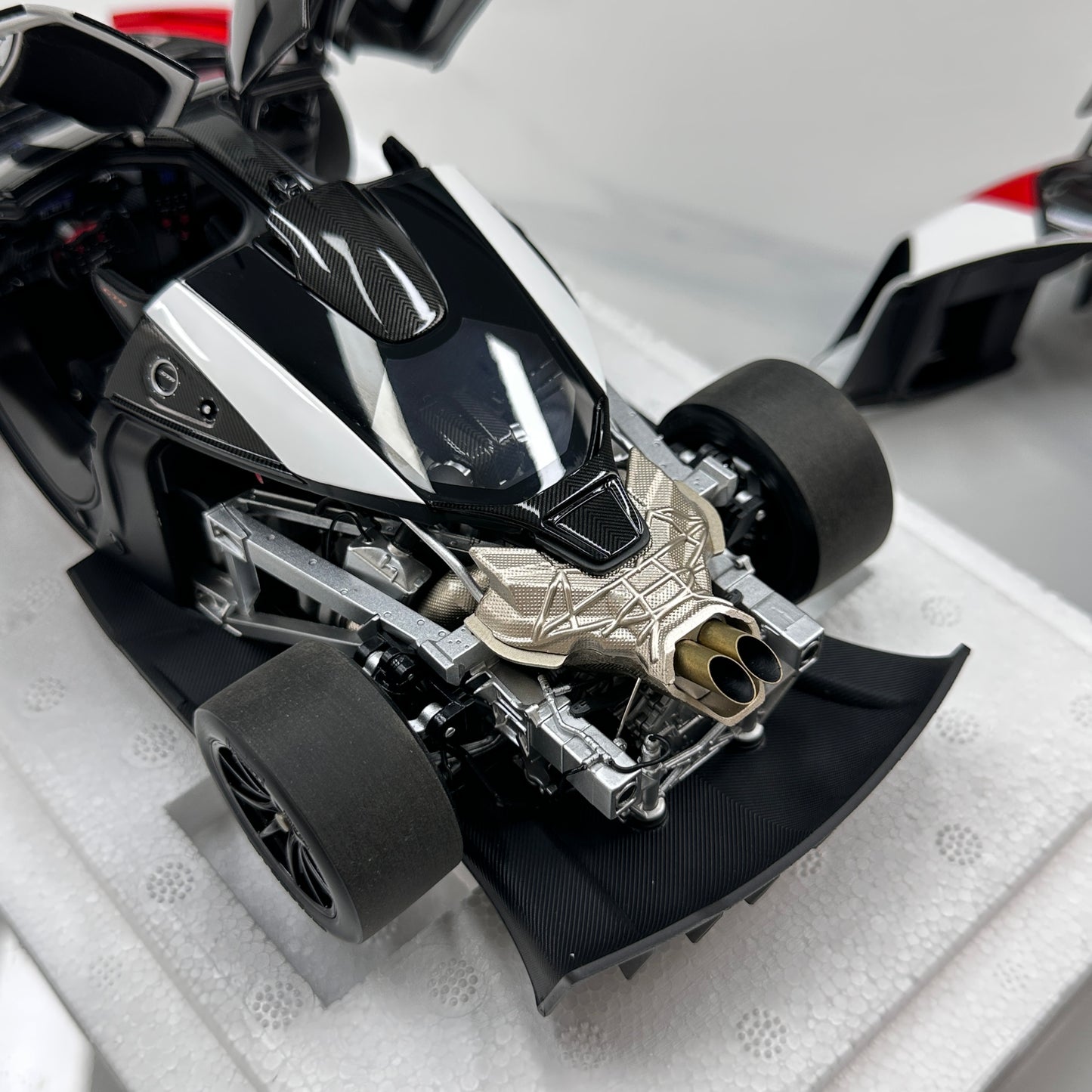 LCD 1/18 McLaren Senna GTR (Red/White) LCD18016-RW