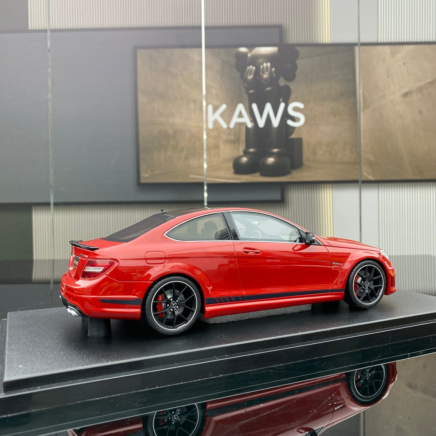Colección de adornos de resina roja sellada del Mercedes-Benz C63 AMG GT Spirit 1/18