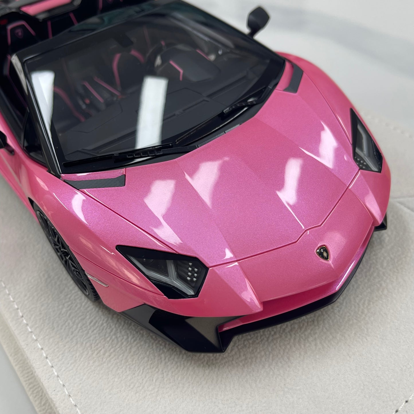 MAKEUP 1/18 Lamborghini Aventador LP750-4 SV Roadster (2015) – Pink (EML007H)